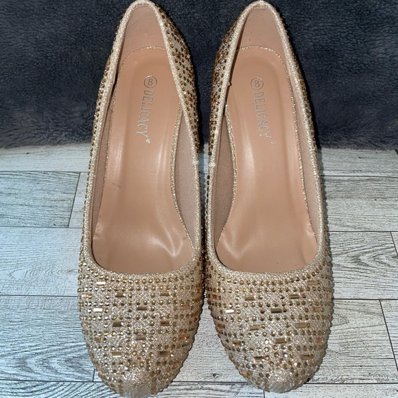 Ladies Gold Heels - Picture 2 of 7